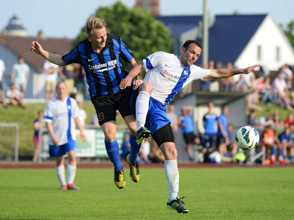 SpVgg Wallstadt - VfB Leimen, Relegation, v.l. Leimens Steffen Jung gegen Wallstadts Christoph Ott Foto: Berno Nix
