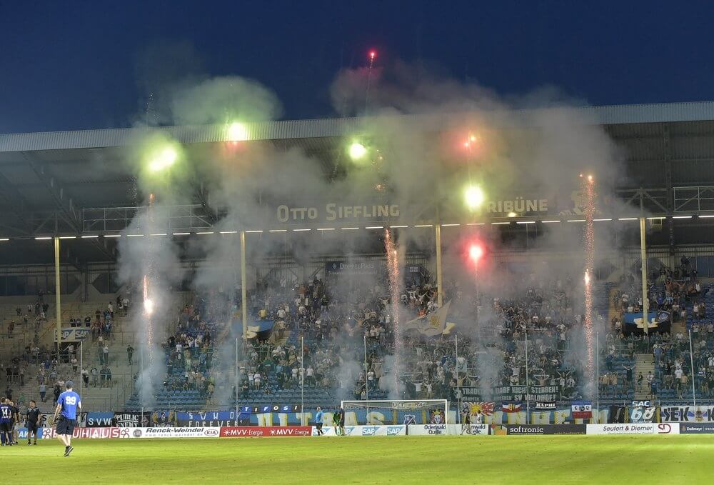Ein Feuerwerk brannten die Waldhof-Anhänger nach dem 3:1 Sieg über Hoffenheims U 23 ab. Gelingt auch bei den Trierern ein dreifacher Punktgewinn? Bild: AS Sportfotos