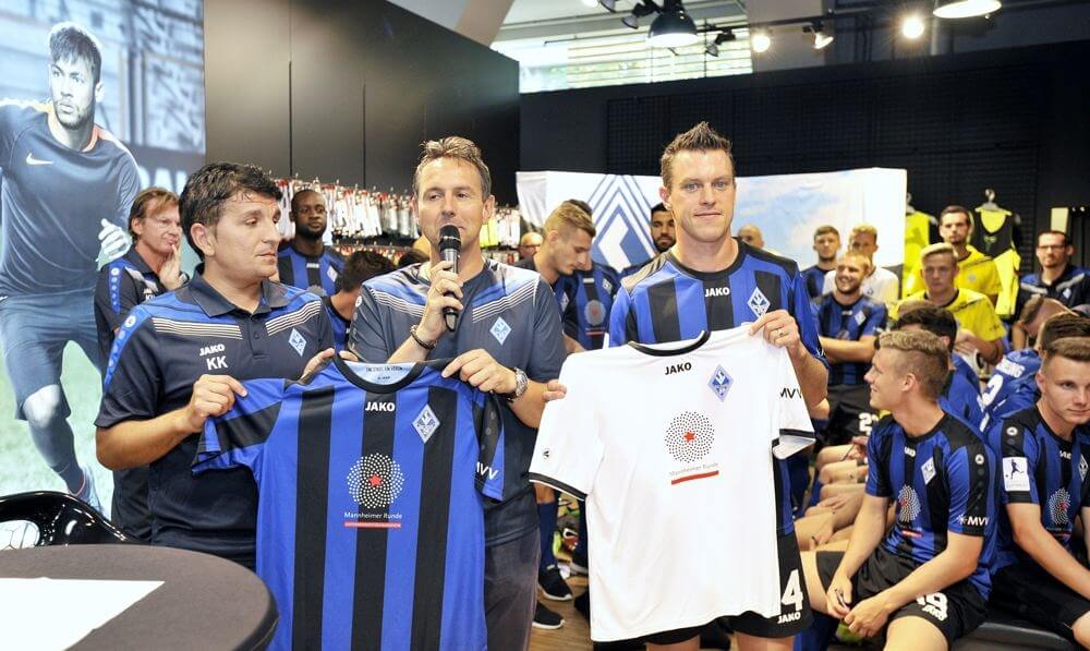 Präsentation beim offiziellen Fototermin und der Vorstellung der neuen Trikots. v.l. Kenan Kocak, kommissarische Geschäftsstellenleiter Stephan Pfitzenmeier, Hanno Balitsch. Bild: AS Sportfotos