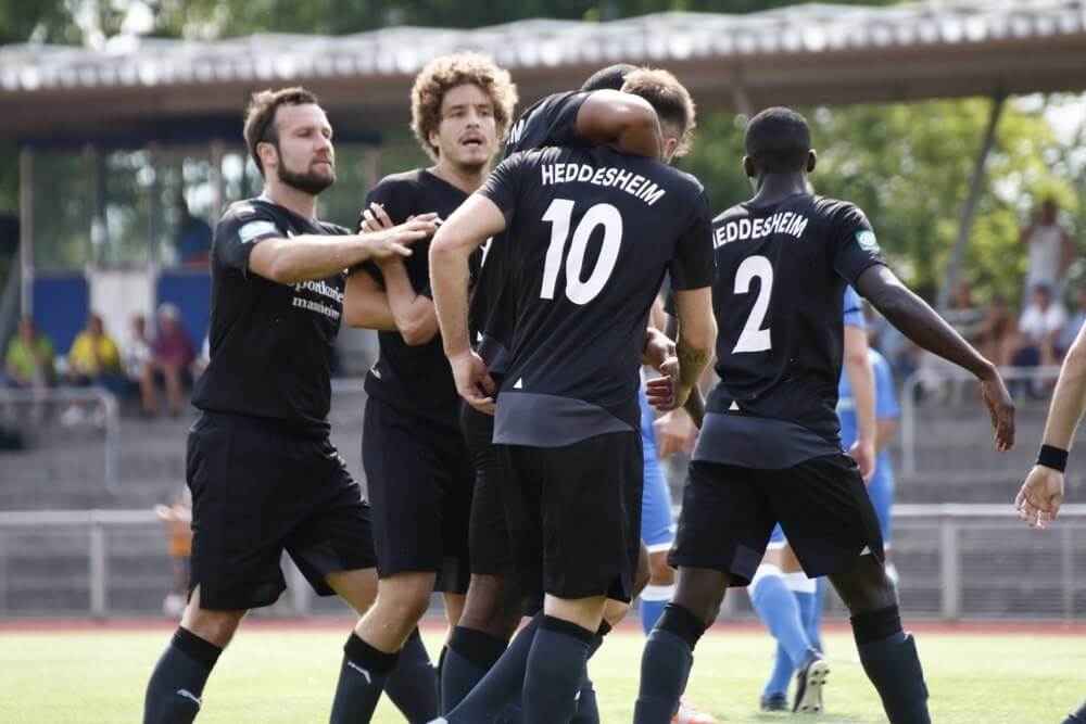 Die Heddesheimer bejubeln die 1:0 Führung durch Thorsten Kniehl (10). Von links Mario Göttlicher, Richard Wegmann. Nr. 10 Kniehl, Nr.2 Boubacar Siby. Bild: Rafael Kowollik.