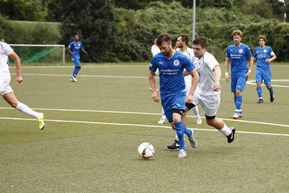Thorsten Kniehl auf dem Wege zur 1:0 Führung beim VfL Kurpfalz Neckarau. Im ersten Saisonspiel traf der Torjäger zweifach. Bild: Rafael Kowollik.