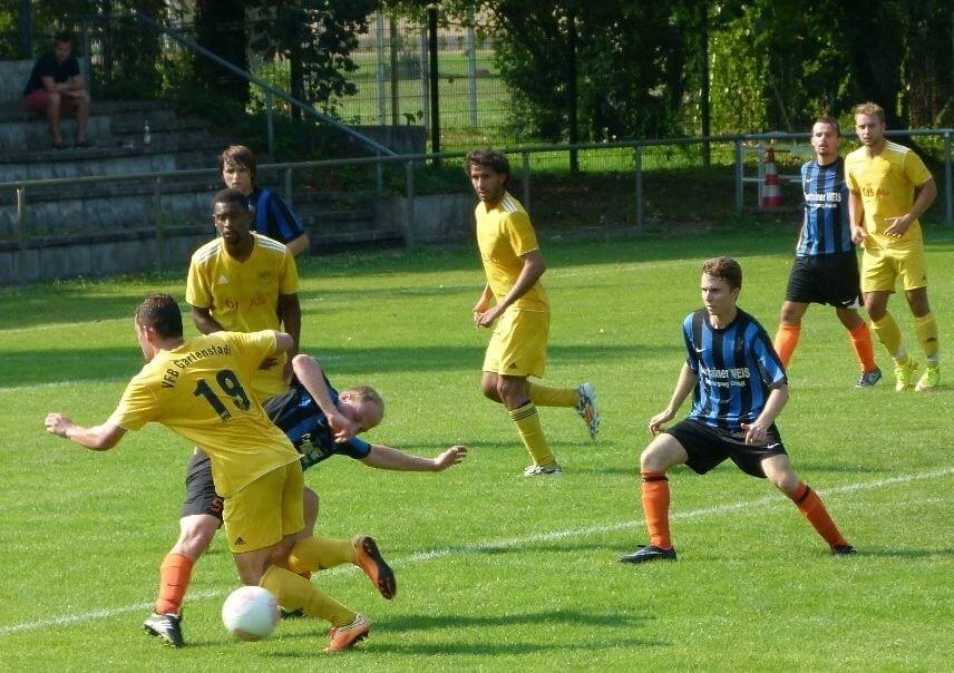 Gartenstadts Adamus (#19) wird von einem Leimener Abwehrspieler gestoppt. Bild: Waldemar Binder.