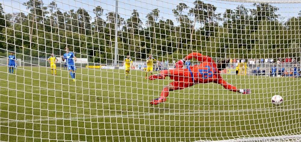 FC Astoria Walldorf vs.FK 03 Pirmasens 2015 1-0 durch Timo Kern FCA (Strafstoss)-TW Daniel Klaes Bild: AS Sportfotos