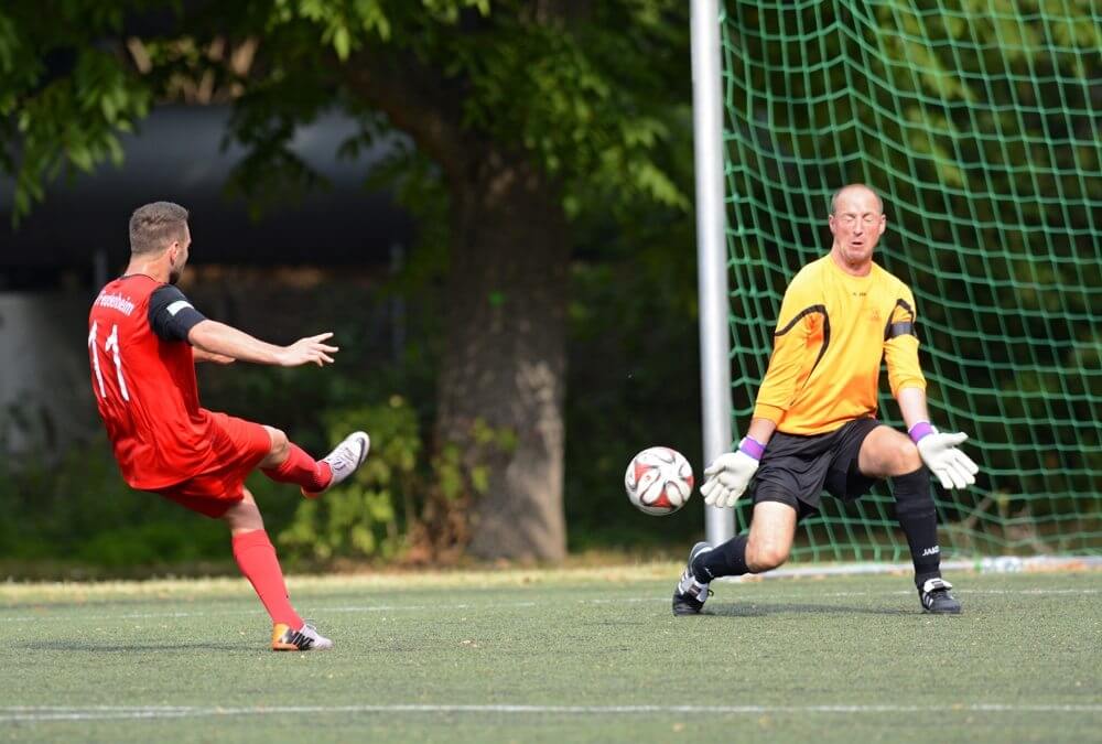 Feudenheims Gutschalk hat hier den 1:1 Ausgleich auf dem Fuss, aber Enosis-Keeper Marco Assmann kann parieren. Bild: Berno Nix