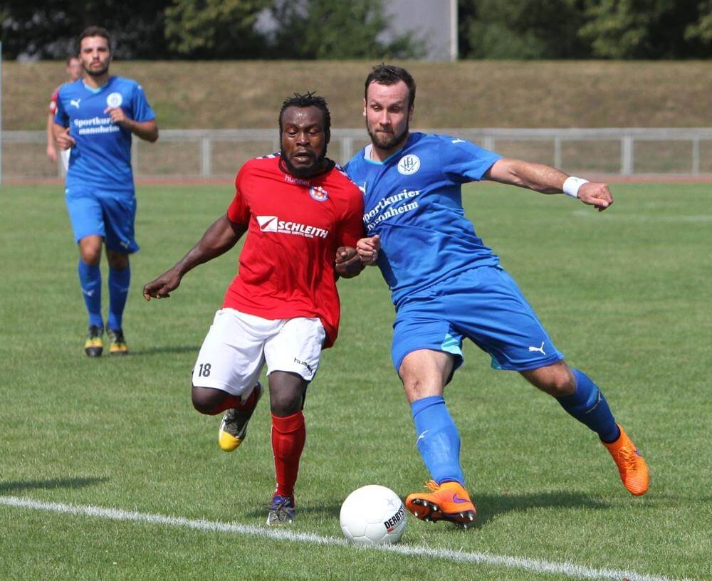 Heddesheims Neuzugang Mario Göttlicher (rechts) im Zweikampf mit Joseph Olumide (VfR Mannheim). Links im Bild Heddesheims Anthony Loviso. Bild: lofi