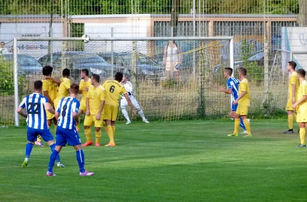 Monetta (#22) erzielt mit einem Freistoß in der 25. Minute das 0:1 für Viernheim Foto: Waldemar Binder