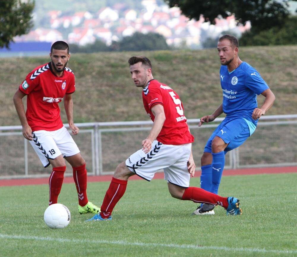 v.l. n. re. Mannheims Burak Gülmez, Norbert Kirschner (beide rot). Rechts Heddesheims Yunus Kavak.  Bild: Lothar Fischer