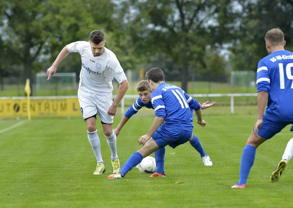 Weinheims Thorsten Kniehl (weiß) wird von mehreren Kirchheimer Spielern angegriffen. Bild: Berno Nix