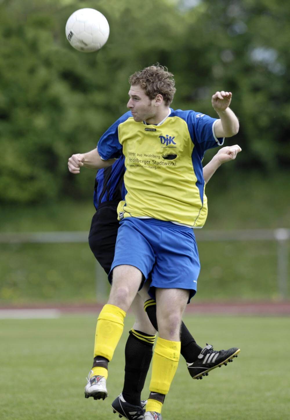 Steffen Ruf (gelbes Dress) traf für Edingen-Neckarhausen dreifach beim 1. FC Turanspor.  Bild: Berno Nix