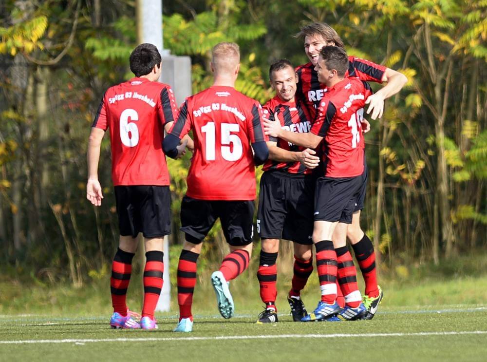 TSV Amicitia Viernheim II - SpVgg Ilvesheim, Kreisklasse A2, Torjubel zum 1:0 für Ilvesheim, v.l. Alexander Hilbert, David Fuchs, Markus Weich, Torschütze Lars Werner und Marco Klein Bild: Berno Nix