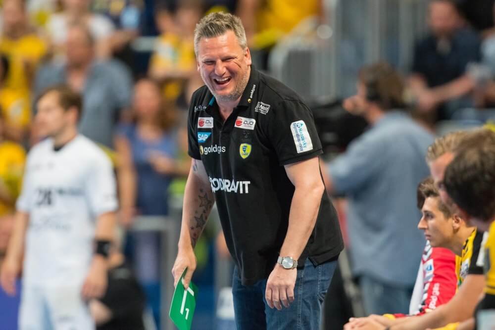  	 Loewen Trainer Nikolaj JACOBSEN hastte gut Lachen. Gegen Pfadi Winterthur gab es einen deutichen Sieg. Bild: AS Sportfotos