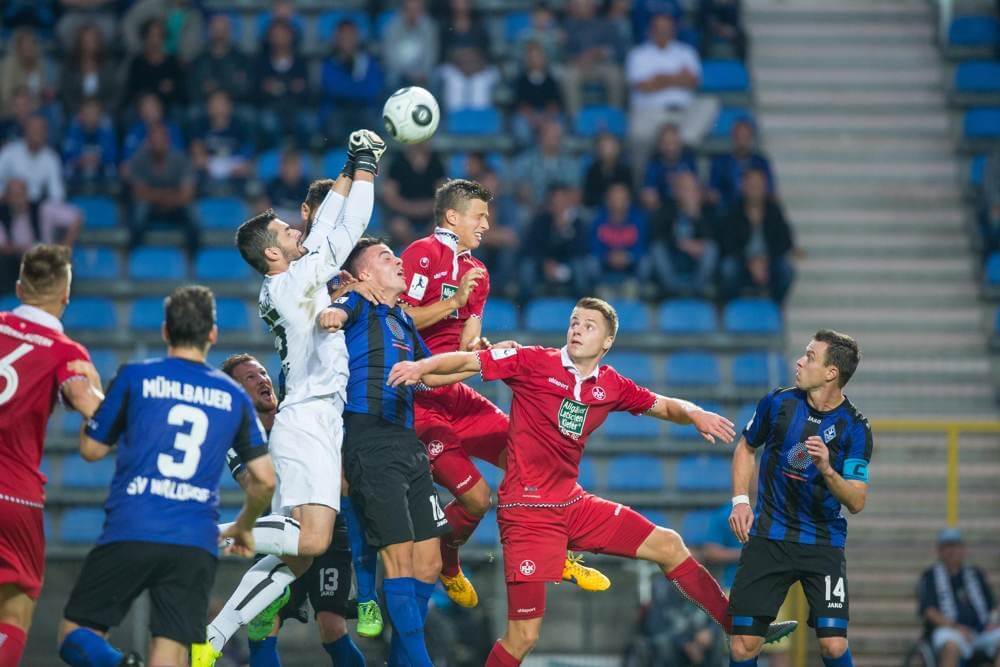 Waldhofs Keeper Markus Scholz klärt mit den Fäusten. AS Sportfotos