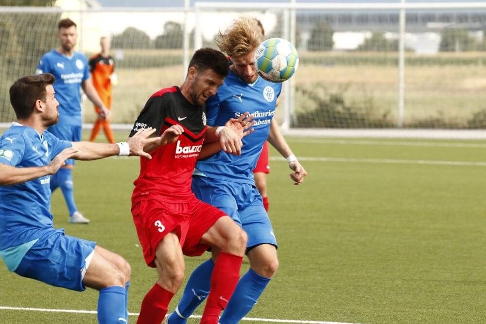 Heidelbergs Jonas Rehm (Nr.3) im Kopfballduell mit Fortunas Daniel Gulde. Links Tim Krohne (Fortuna). Foto: Rafael Kowollik