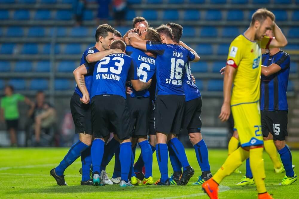 Kollektiver Jubel nach dem Treffer zum 3:1 durch Waldhofs Fink.  Bild: AS Sportfotos