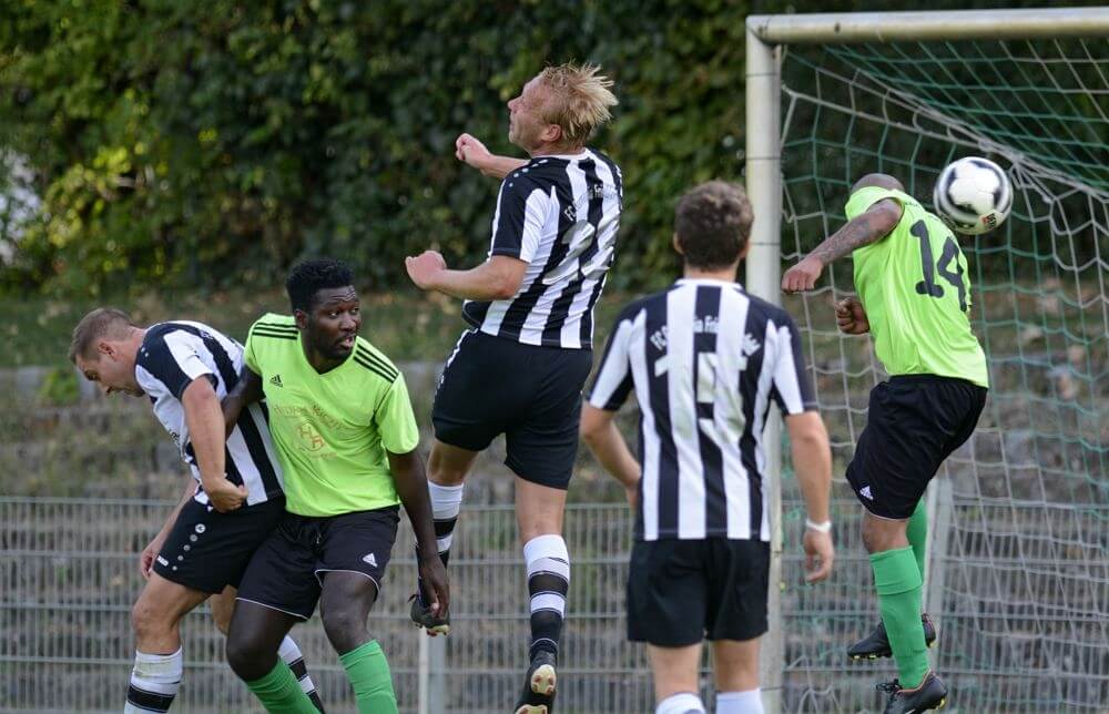 Phoenix- Friedrichsfeld - vor dem Germania-Tor, v.l. Germanias Ronald Zink, Phoenix Steve Hiobi Junior, Germanias Matthias Dehoust und Alexandros Tsotsios und Phoenix-Akteur Anthony Edney.  Bild: Berno Nix
