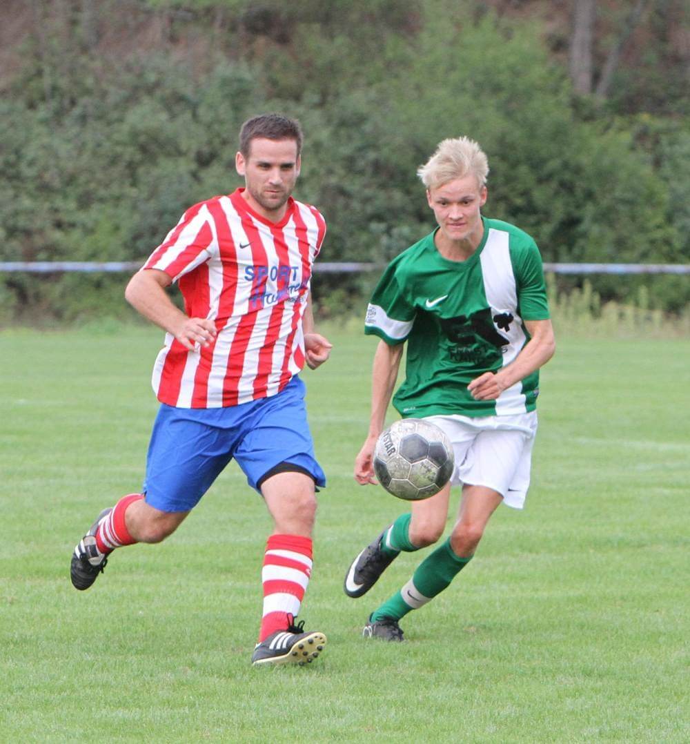 Brühls Björn Weber am Ball. Daneben sein Wiesenbacher Gegenspieler.  Bild: lofi