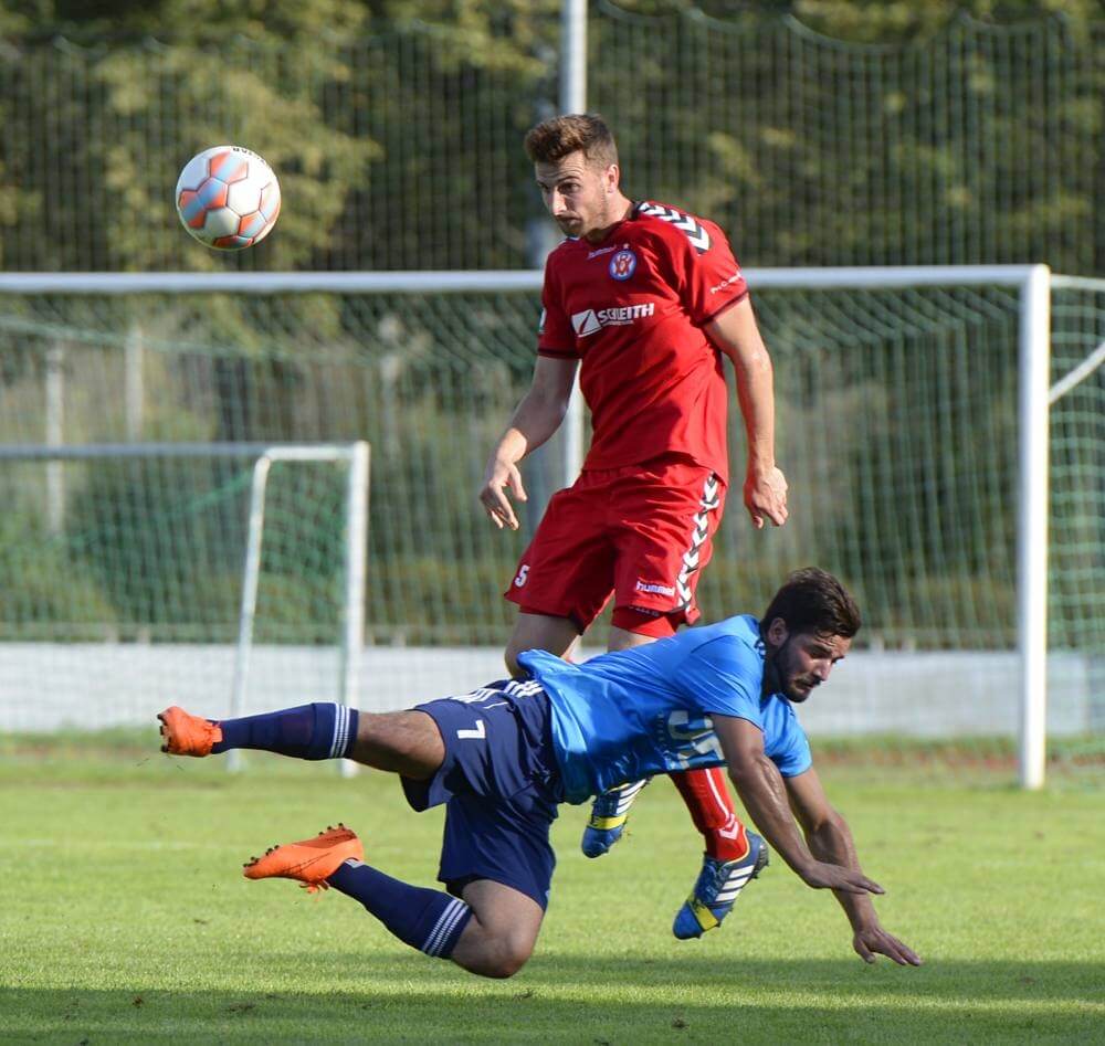 SV 98 Schwetzingen - VfR Mannheim - Im Zweikampf oben Mannheims Norbert Kirschner, unten Schwetzingens Muharrem Iseni. Foto: AS Sportfotos