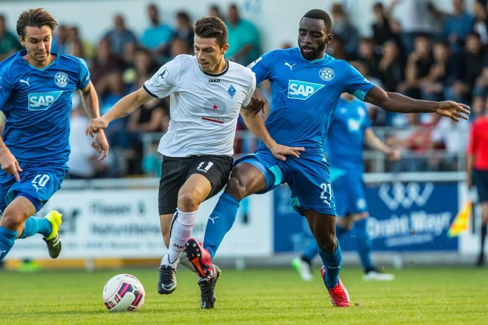 Kocak hofft darauf seinen Torjäger Giuseppe Burgio mit ins Aufgebot zu nehmen.Bild: Niklas Horn und Tabe Nyenty gegen Giuseppe Burgio / SVW - FC Astoria Walldorf vs. SVW. Bild: AS Sportfotos