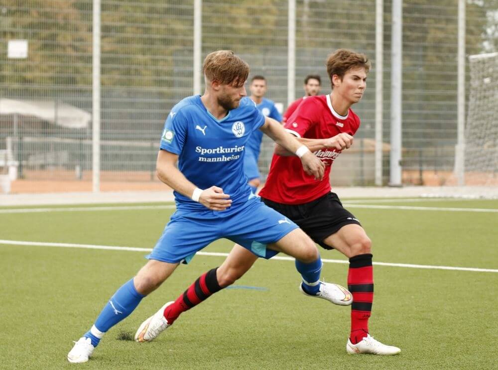 Links im Bild Heddesheims Daniel Gulde im Zweikampf mit seinem Eppinger Gegenspieler. Bild: Rafael Kowollik.