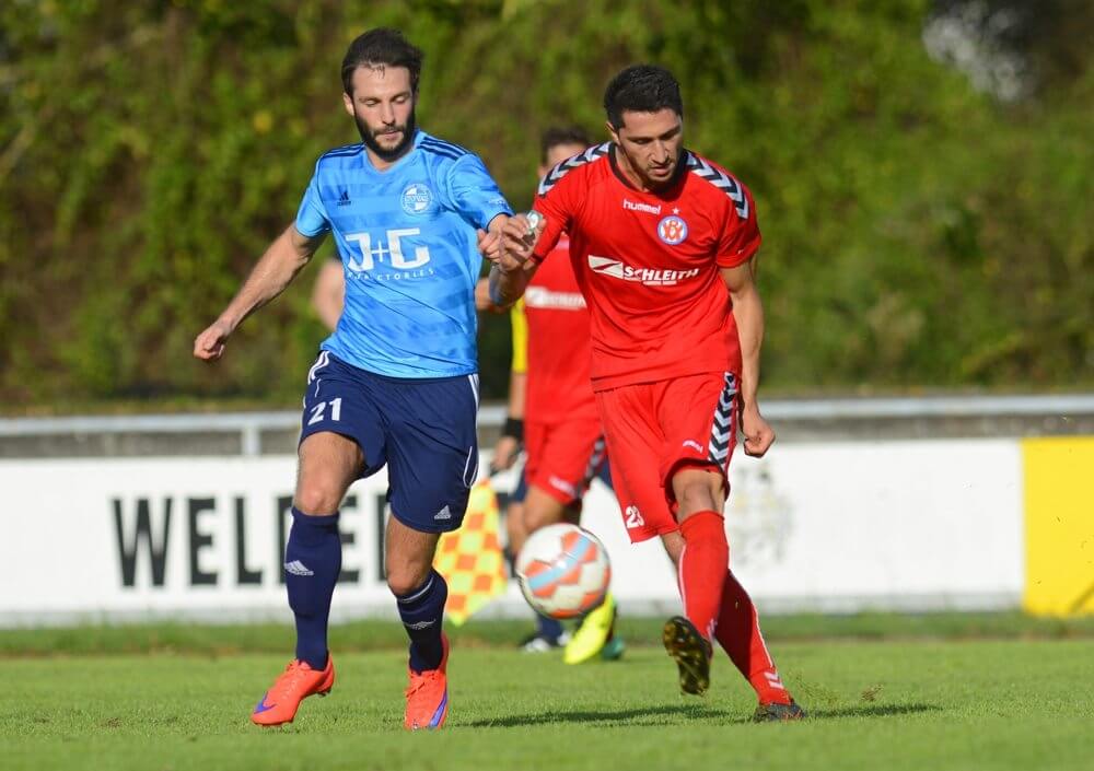 SV 98 Schwetzingen - VfR Mannheim, Verbandsliga, Schwetzingens Patrick Morscheid gegen Mannheims Salih Oezdemir. Foto: Berno Nix