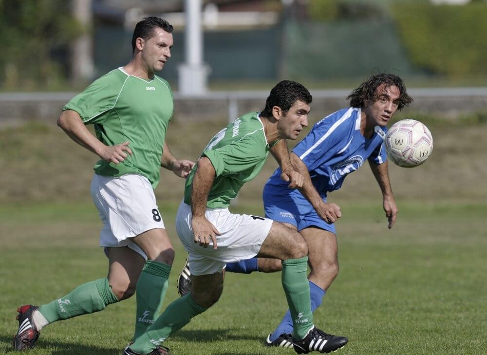 Archivbild - Sven Erbel (ganz links im Bild) noch im Trikot der TSG Rheinau, für die er damals Tore am Fliesband erzielte. Aktuell hat er in der Kreisklasse B die meisten Treffer der Liga erzielt. Bild: Berno Nix