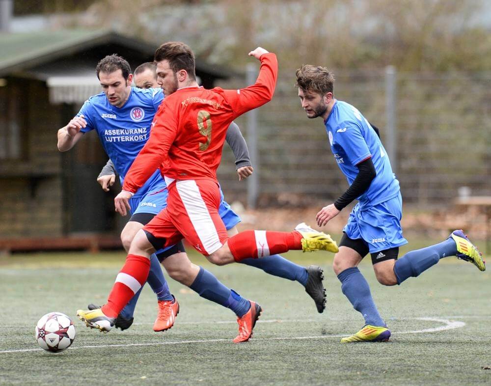 FC Tuerkspor - VfR Mannheim II - Saison 14/15. Die VfR-Aklteure Pierre Sauer (li.) und Philipp Barncek-Fischer können Türkspors Oguzhan Yildirim nicht am Schuss hindern. Bild: Berno Nix
