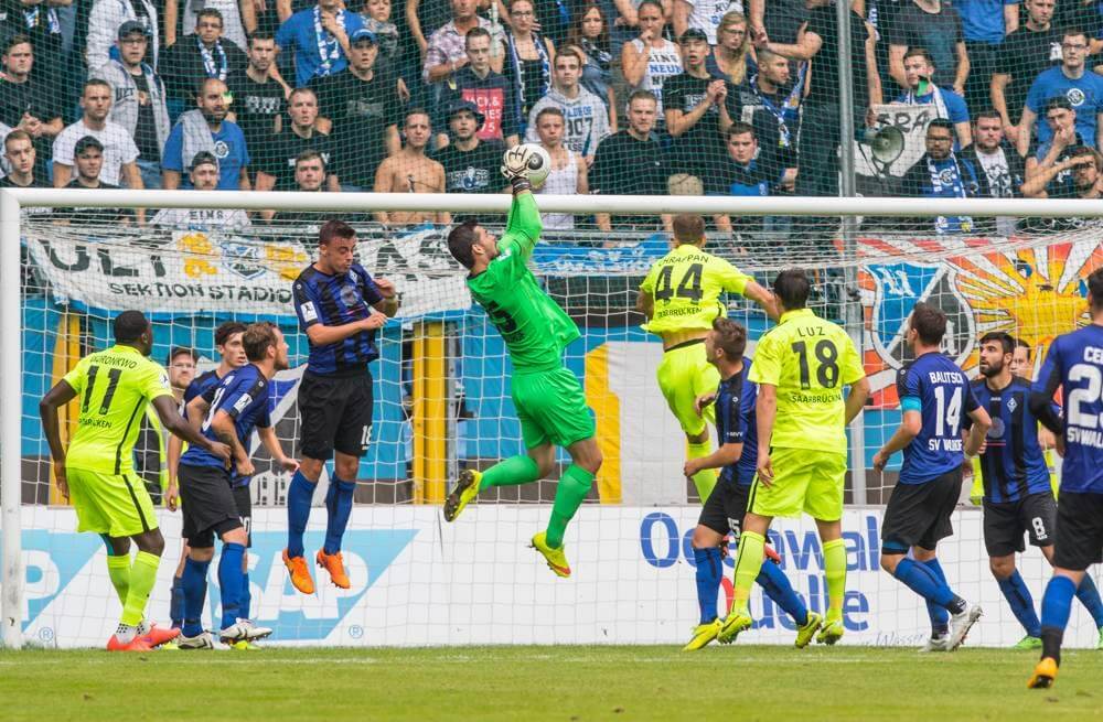 Markus Scholz / SVW gegen Peter Chappan, SV Waldhof Mannheim vs. 1FC Saarbruecken. AS Sportfotos.