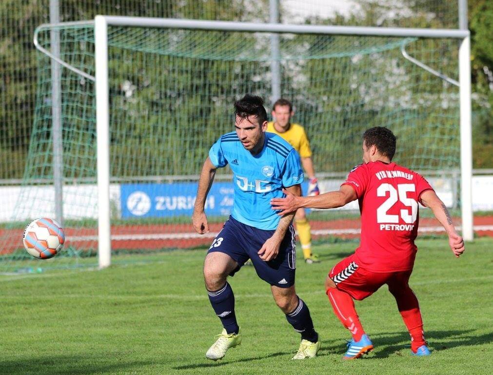 Petrovic (rot) gegen seinen Schwetzinger Gegenspieler. Bild: VfR Mannheim