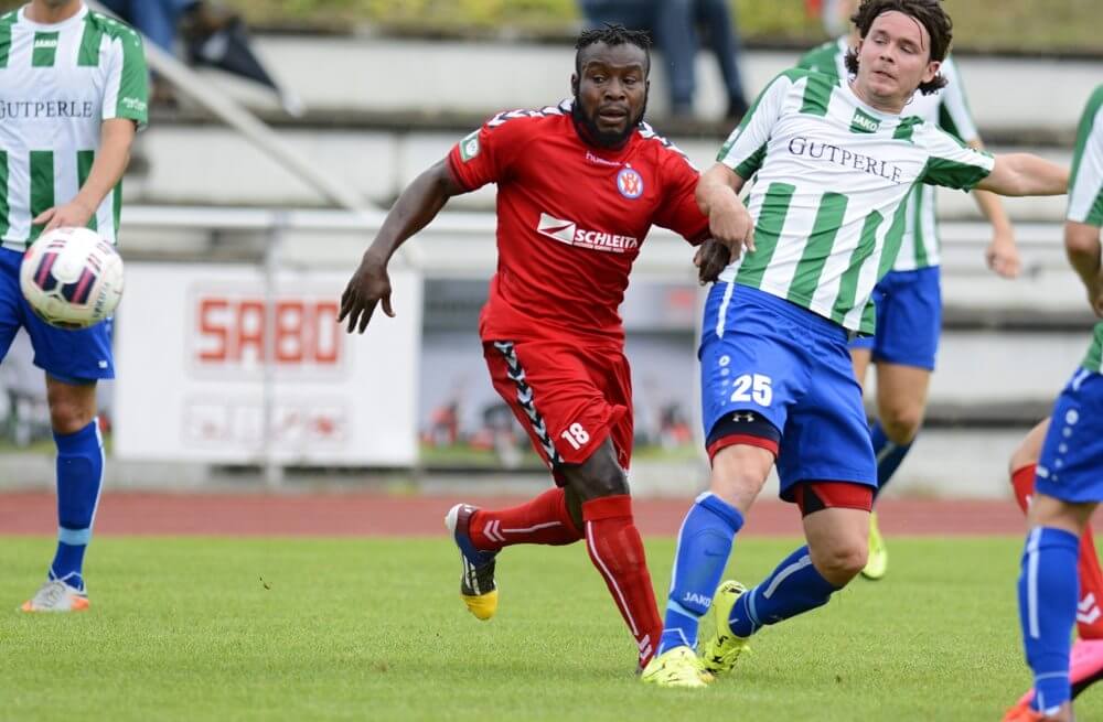 TSV Amicitia Viernheim - VfR Mannheim, Verbandsliga, v.l. Mannheims Joseph Olumide gegen Viernheims Patrick Marschlich. Bild: Berno Nix