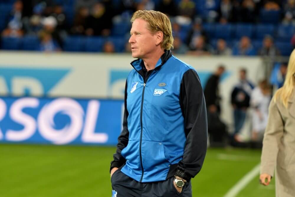 Markus Gisdol möchte sich solche Schiedsrichteraktionen nicht mehr bieten lassen / Manager Rosen „ledert“ über Schiri ab