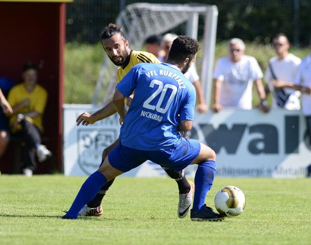 VfB Gartenstadt - VfL Kurpfalz Neckarau, Landesliga, v.l. Gartenstadts Valon Muja gegen Neckaraus Fevzi Bueyuekoeztuerk. Foto: Berno Nix