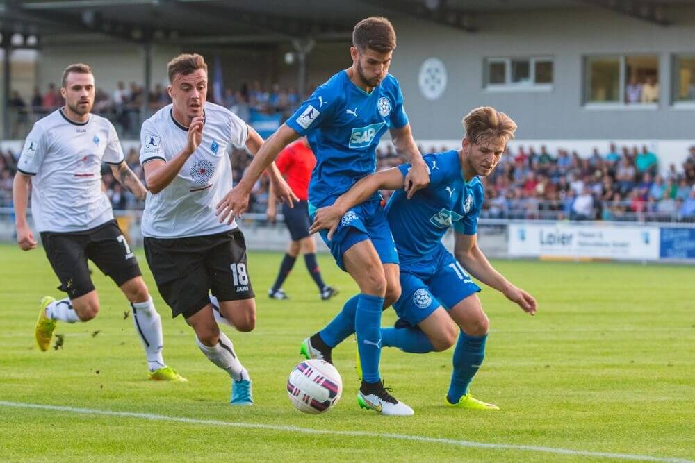 Philipp Foerster / SVW (links) gegen Pascal Pellowski und Timo Kern. Foto: AS Sportfotos