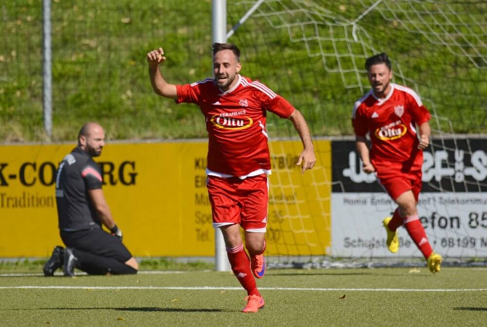 VfL Kurpfalz Neckarau II - FC Hochstaett Tuerkspor, Kreisklasse A1, Neckaraus Keeper Betim Cokaj ist geschlagen. Hochstätts Yahya Dinc jubelt über sein Tor zum 3:1.  Bild: Berno Nix