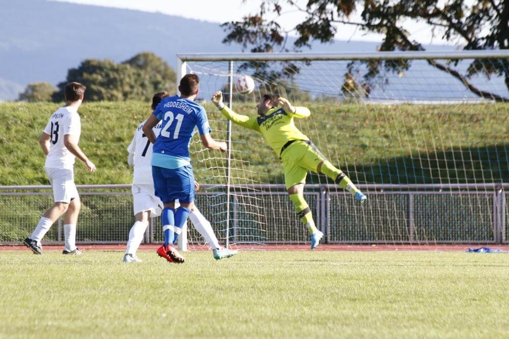 Heddesheims Nico Maxein (Nr. 21) zieht aus 22 Metern ab und trifft zur 2:1 Führung in den Torwinkel. Foto: Rafael Kowollik.