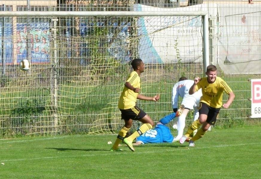 Mikic (rechts) erzielt in der 14. Minute das 1:0 für den VfB Gartenstadt. Foto: W. Binder