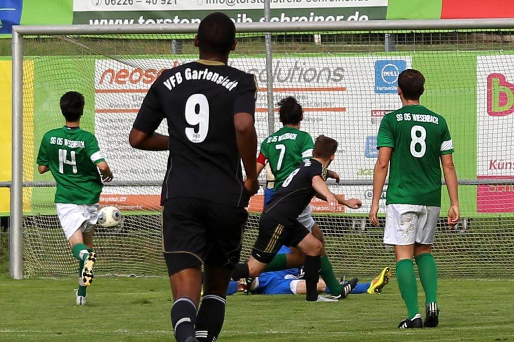 Der eingewechselte Mikic trifft zum 2:3. Der Neuzugang markierte nach seiner Einwechslung zwei Treffer. Foto: Berthold Gebhard