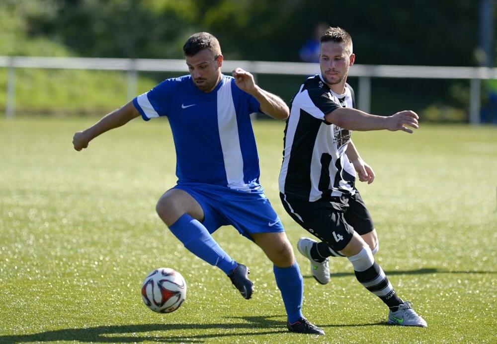 FC Germania Friedrichsfeld - Spvgg Wallstadt, Kreisliga, v.l. Wallstadts Steffen Krohne gegen Friedrichsfelds Dennis Lamberth.  Foto: Berno Nix