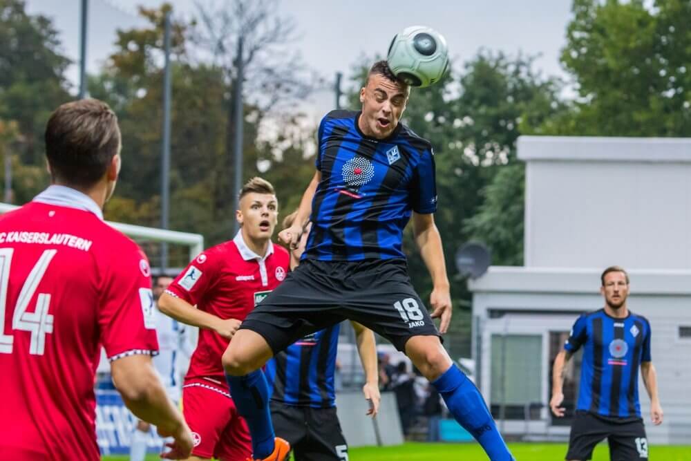 Waldhofs Philipp Foerster köpft den Ball vor zwei Lauterer Gegenspielern weg. Foto: AS Sportfotos