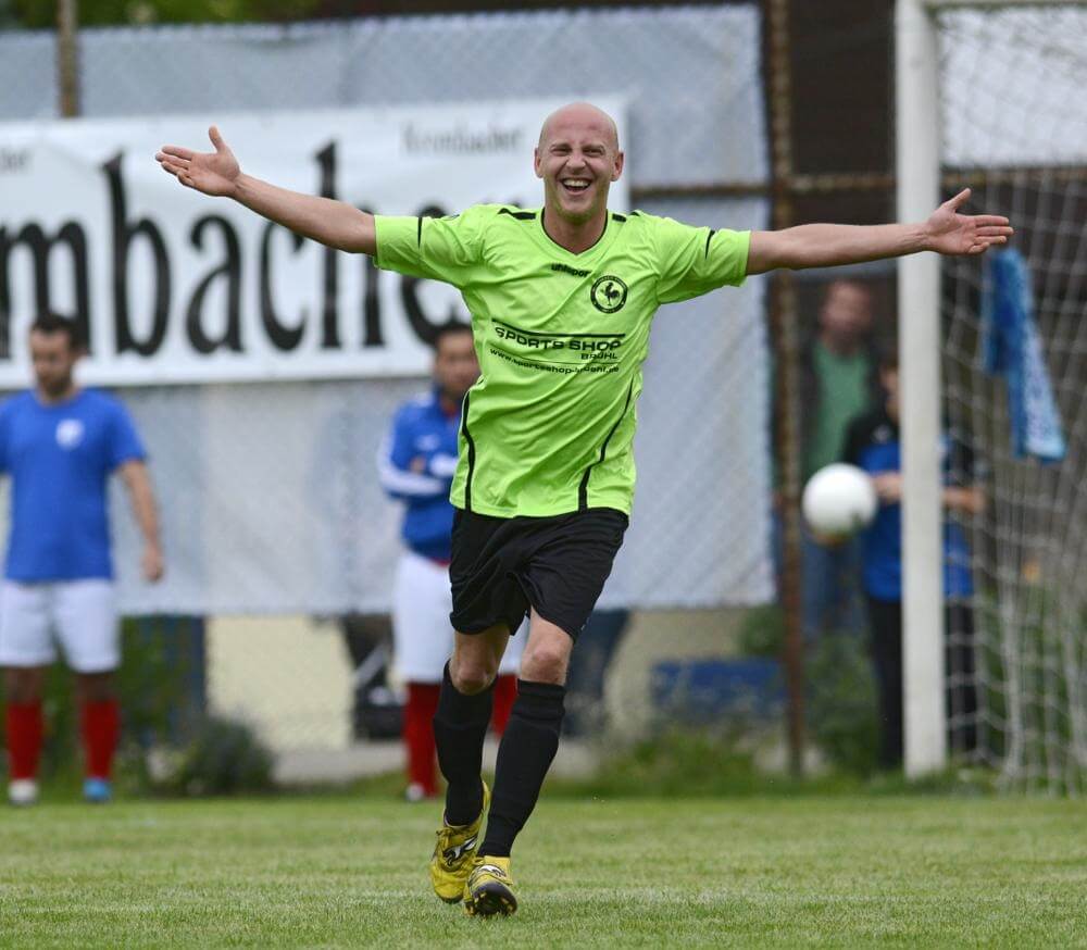 Treffer durch Daniele Parisi. So schön kann Torjubel sein. Szene als Spieler beim SV Rohrhof (Kreispokalspiel). Bild: Berno Nix