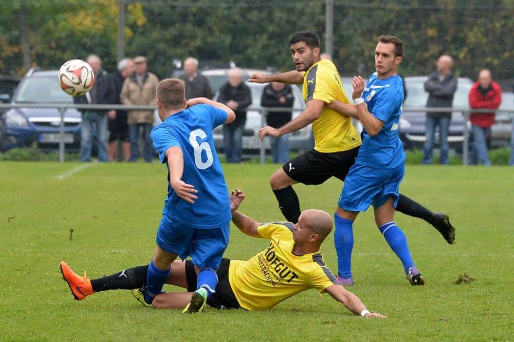 TSV Michelfeld vs DJK Ziegelhausen -v. li. im Zweikampf Adan Ries (Ziegelhausen), Joe Brown und Sait Yalman (Michelfeld), Jannick Heins (Ziegelhausen).  Foto: S. Loerz