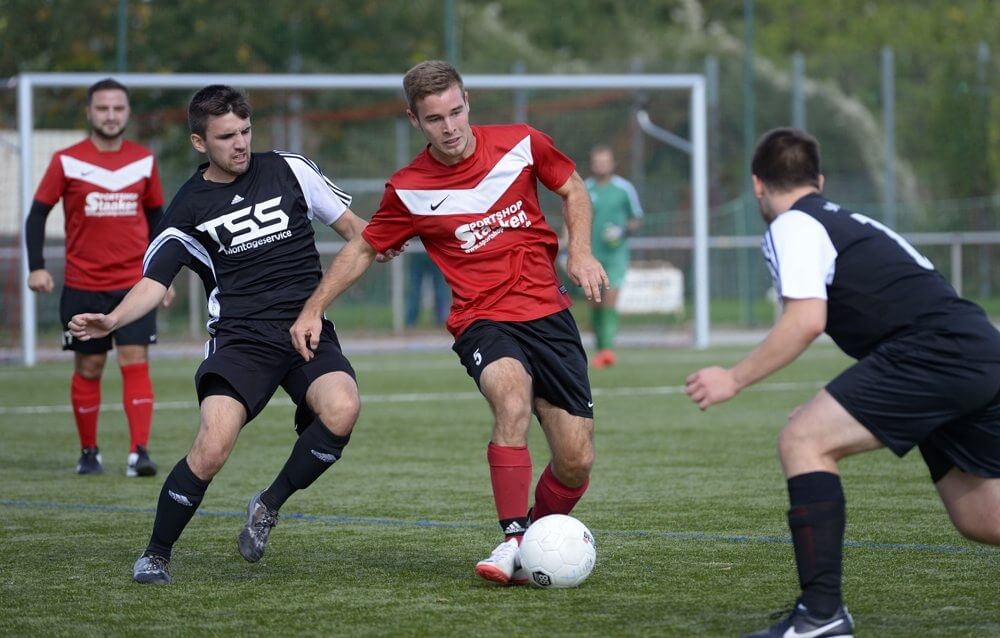 SSV Vogelstang - Spvgg Sandhofen, Kreisklasse A2, Vogelstangs Jan Wittemann zwischen den Sandhofenern Mato Ivanovic (li.) und Marcel Sutter (re.). Bild: Berno Nix