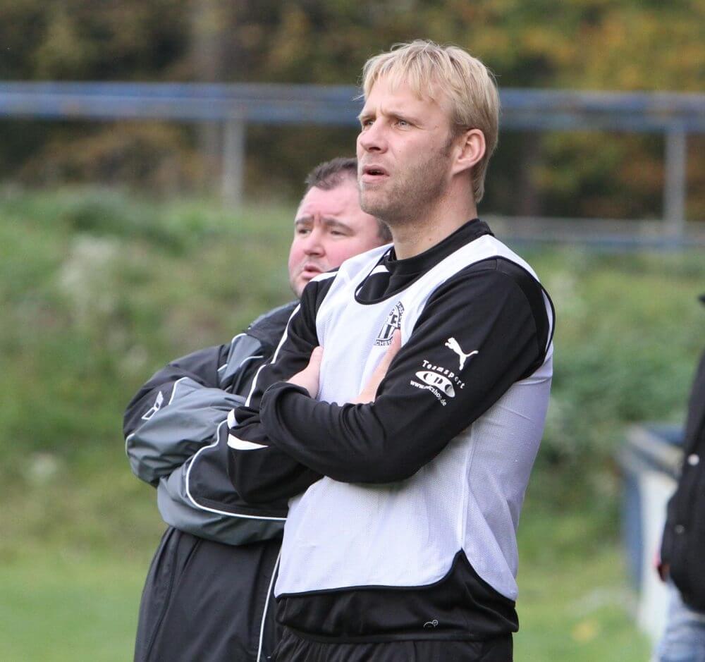 Unter Coach Matthias Dehoust (im Vordergrund) konnten die Friedrichsfelder ihren zweiten Saisonsieg einfahren. Bild: lofi