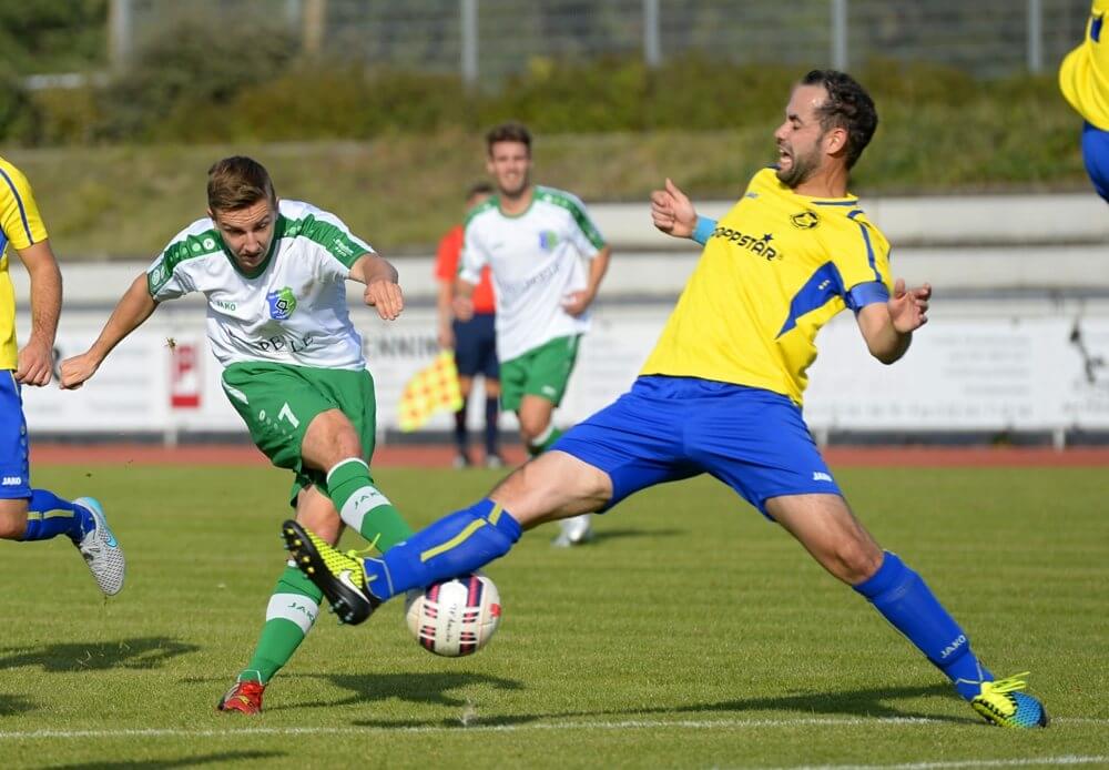 TSV Amicitia Viernheim - TSV Hoepfingen, Verbandsliga, v.re Hoepfingens Dominik Mechler wirft sich in den Schuss von Viernheims Kai Engel. Bild: Berno Nix
