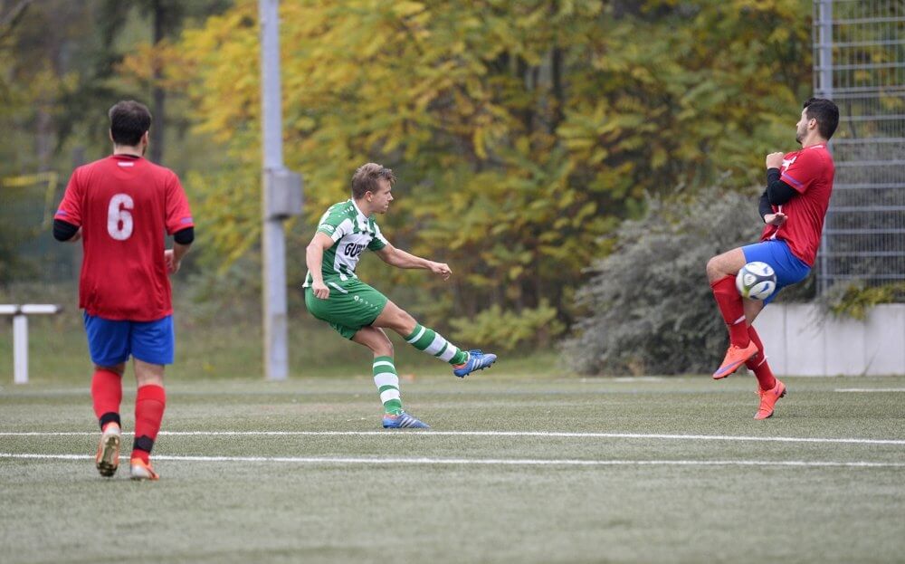 TSV Amicitia Viernheim II - FK Srbija Mannheim, Kreisklasse A2, v.l. Srbijas Aleksandar Kovacevic, Viernheims Marc Leoniak und Sbrijas Milan Kalajdzic. Bild: Berno Nix