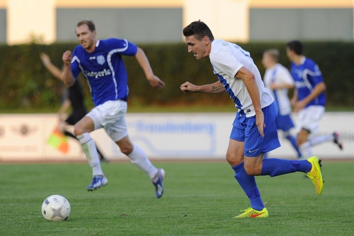 Patrick Rittmaier (weißes Trikot) ist einer der Führungsspieler beim Tabellenführer. Hier noch im Dress des FV Fortuna Heddesheim.  SPK.