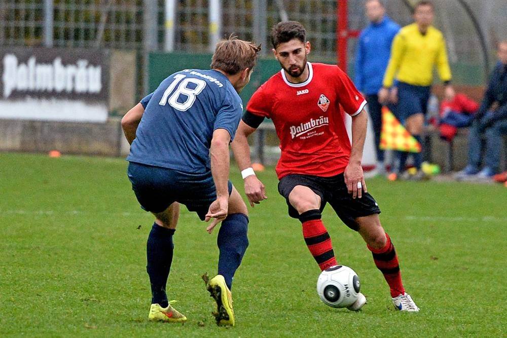 Landesliga Rhein Neckar VfB Eppingen vs TSV Wieblingen v. li. im Zweikampf Mathias Gueldner (Wieblingen) gegen Julian Octavian Gherman (VfB Eppingen).  Bild: Siegfried Lörz