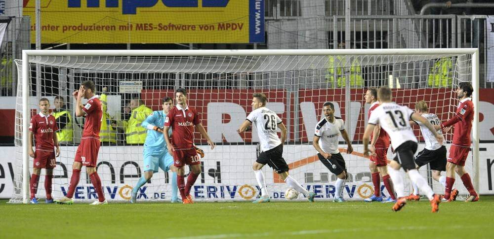 SV Sandhausen vs.1.FC Kaiserslautern 2015 Sandhausen jubelt beim Eigentor von Nr. 29 Stipe Vucur. Bild: AS Sportfotos