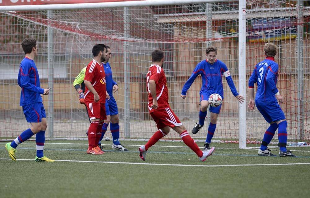 TSV Neckarau - FC Hochstätt Türkspor, Kreisklasse A1, Neckaraus Matthias Starke (2.v.re.) klärt hier vor dem eigenen Tor. Bild: Berno Nix