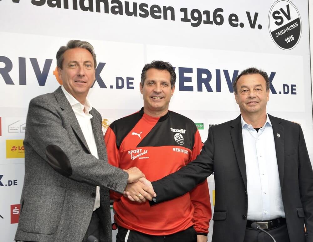 Trainer Alois Schwartz verlängert bis 2018 beim SV Sandhausen 2015 von links: Jürgen Machmeier-Alois Schwartz-Otmar Schork. Bild: AS Sportfotos