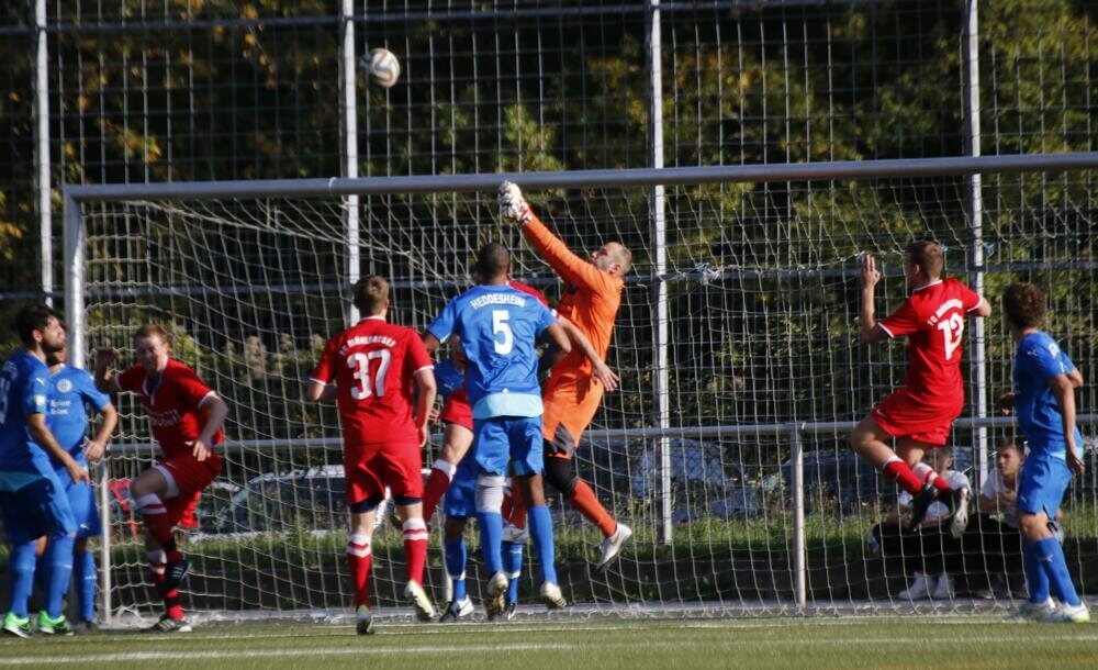 1. FC Mühlhausen - Fortuna Heddesheim. Daniel Tsiflidis (Fortuna) faustet das Leder aus dem Gefahrenbereich. Der Heddesheim-Keeper hielt überragend - meisterte zudem einen Strafstoß. Bild: Rafael Kowollik.